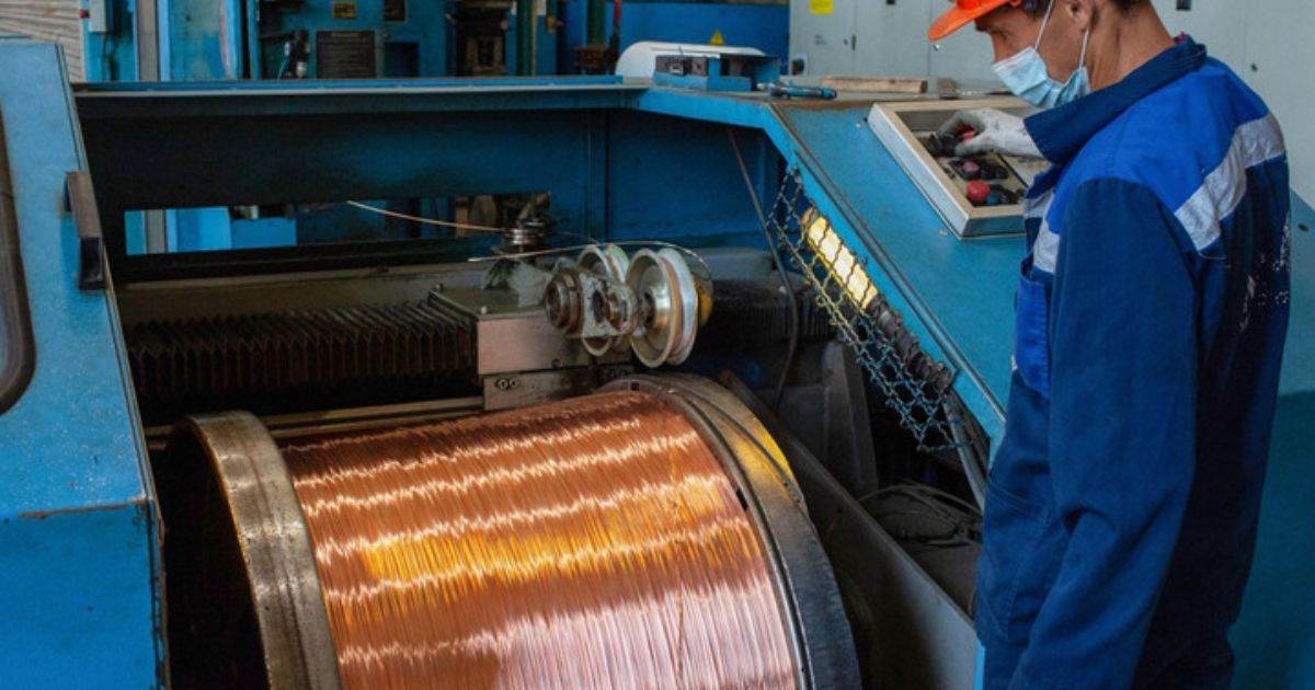 Lo Ngại Thị Trường Giảm Bớt, Giá Đồng Phục Hồi Qua Đêm