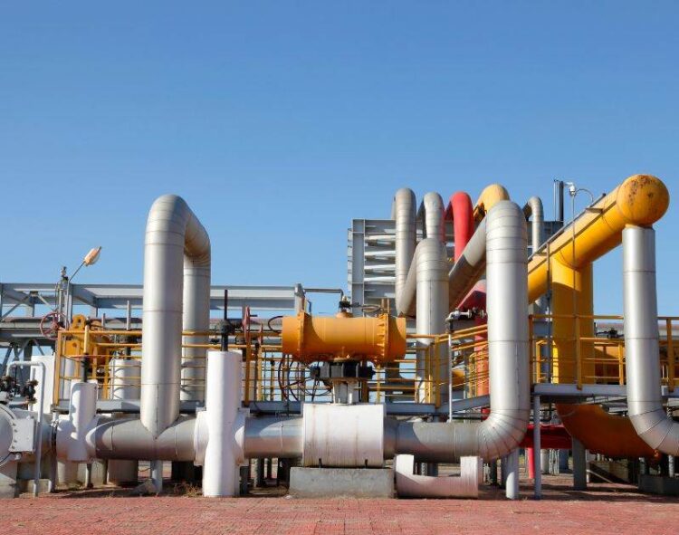 Giá dầu chuẩn bị tăng trong tuần khi tâm lý lạc quan gia tăng Cre: Oil Price- biên soạn bởi EDU TRADE Giá dầu thô đang trên đà tăng trong tuần vào đầu ngày hôm nay mặc dù có một số yếu tố cản trở mạnh khiến giá dầu chuẩn giảm vào đầu tuần. Một đợt không kích mới của Israel vào Gaza một lần nữa làm tăng giá dầu thô, đẩy giá dầu Brent và WTI lên cao hơn khi triển vọng ngừng bắn một lần nữa lại trở nên xa vời. Tại Hoa Kỳ, số liệu thất nghiệp tốt hơn dự kiến đã dập tắt mối lo ngại về quốc gia tiêu thụ dầu lớn nhất thế giới. Điều thú vị là báo cáo việc làm đã đẩy giá dầu xuống thấp hơn vào đầu tuần. Báo cáo việc làm tháng 7 của Cục Thống kê Lao động cho thấy tỷ lệ thất nghiệp tăng lên 4,3%, làm dấy lên nỗi lo về suy thoái kinh tế. Giá xăng tại Mỹ giảm tuần thứ 4 liên tiếp Nhà phân tích Giovanni Staunovo của UBS nói với Reuters rằng: "Dữ liệu mới nhất của Hoa Kỳ về số đơn xin trợ cấp thất nghiệp cho thấy nền kinh tế Hoa Kỳ vẫn đang phát triển, làm giảm bớt một số lo ngại về nhu cầu dầu mỏ" . Phó chủ tịch cấp cao phụ trách giao dịch của BOK Financial Securities, Dennis Kissler, nói với Bloomberg rằng: "Sự phục hồi của thị trường chứng khoán cũng đang làm giảm bớt một số lo ngại về nhu cầu suy thoái", đồng thời lưu ý đến kỳ vọng về một cuộc trả đũa của Iran đối với Israel vì cuộc tấn công giết chết chỉ huy cấp cao của Hamas tại Tehran. Nhà kinh tế trưởng Tim Snyder của Matador Economics nói với Reuters rằng: "Giá dầu thô sẽ tăng đột biến nếu Iran trả đũa trên diện rộng và tôi nghĩ đó là điều mà mọi người lo lắng nhất". Nhà phân tích Daniel Hynes của ANZ nói với Reuters rằng: "Dầu thô tiếp tục phục hồi sau đợt giảm giá gần đây khi những rủi ro địa chính trị gia tăng được chú ý". Reuters đưa tin rằng ANZ dự kiến giá dầu thô sẽ tăng 3% trong tuần vào hôm nay. Những con số mới nhất hàng tuần dường như đã đủ để xua tan nỗi sợ hãi đó, giúp giá dầu tăng cao hơn, với một số hỗ trợ từ việc ngừng sản xuất của Libya tại mỏ dầu lớn nhất nước này. Sharara đã đóng cửa vào đầu tuần trong bối cảnh các cuộc biểu tình.