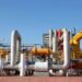 Giá dầu chuẩn bị tăng trong tuần khi tâm lý lạc quan gia tăng Cre: Oil Price- biên soạn bởi EDU TRADE Giá dầu thô đang trên đà tăng trong tuần vào đầu ngày hôm nay mặc dù có một số yếu tố cản trở mạnh khiến giá dầu chuẩn giảm vào đầu tuần. Một đợt không kích mới của Israel vào Gaza một lần nữa làm tăng giá dầu thô, đẩy giá dầu Brent và WTI lên cao hơn khi triển vọng ngừng bắn một lần nữa lại trở nên xa vời. Tại Hoa Kỳ, số liệu thất nghiệp tốt hơn dự kiến ​​đã dập tắt mối lo ngại về quốc gia tiêu thụ dầu lớn nhất thế giới. Điều thú vị là báo cáo việc làm đã đẩy giá dầu xuống thấp hơn vào đầu tuần. Báo cáo việc làm tháng 7 của Cục Thống kê Lao động cho thấy tỷ lệ thất nghiệp tăng lên 4,3%, làm dấy lên nỗi lo về suy thoái kinh tế. Giá xăng tại Mỹ giảm tuần thứ 4 liên tiếp Nhà phân tích Giovanni Staunovo của UBS nói với Reuters rằng: "Dữ liệu mới nhất của Hoa Kỳ về số đơn xin trợ cấp thất nghiệp cho thấy nền kinh tế Hoa Kỳ vẫn đang phát triển, làm giảm bớt một số lo ngại về nhu cầu dầu mỏ" . Phó chủ tịch cấp cao phụ trách giao dịch của BOK Financial Securities, Dennis Kissler, nói với Bloomberg rằng: "Sự phục hồi của thị trường chứng khoán cũng đang làm giảm bớt một số lo ngại về nhu cầu suy thoái", đồng thời lưu ý đến kỳ vọng về một cuộc trả đũa của Iran đối với Israel vì cuộc tấn công giết chết chỉ huy cấp cao của Hamas tại Tehran. Nhà kinh tế trưởng Tim Snyder của Matador Economics nói với Reuters rằng: "Giá dầu thô sẽ tăng đột biến nếu Iran trả đũa trên diện rộng và tôi nghĩ đó là điều mà mọi người lo lắng nhất". Nhà phân tích Daniel Hynes của ANZ nói với Reuters rằng: "Dầu thô tiếp tục phục hồi sau đợt giảm giá gần đây khi những rủi ro địa chính trị gia tăng được chú ý". Reuters đưa tin rằng ANZ dự kiến ​​giá dầu thô sẽ tăng 3% trong tuần vào hôm nay. Những con số mới nhất hàng tuần dường như đã đủ để xua tan nỗi sợ hãi đó, giúp giá dầu tăng cao hơn, với một số hỗ trợ từ việc ngừng sản xuất của Libya tại mỏ dầu lớn nhất nước này. Sharara đã đóng cửa vào đầu tuần trong bối cảnh các cuộc biểu tình.