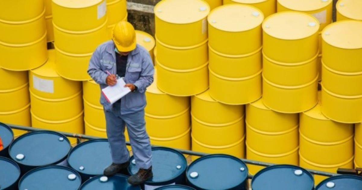Giá dầu chuẩn bị tăng trong tuần khi tâm lý lạc quan gia tăng
Cre: Oil Price- biên soạn bởi EDU TRADE
Giá dầu thô đang trên đà tăng trong tuần vào đầu ngày hôm nay mặc dù có một số yếu tố cản trở mạnh khiến giá dầu chuẩn giảm vào đầu tuần.
Một đợt không kích mới của Israel vào Gaza một lần nữa làm tăng giá dầu thô, đẩy giá dầu Brent và WTI lên cao hơn khi triển vọng ngừng bắn một lần nữa lại trở nên xa vời.
Tại Hoa Kỳ, số liệu thất nghiệp tốt hơn dự kiến đã dập tắt mối lo ngại về quốc gia tiêu thụ dầu lớn nhất thế giới. Điều thú vị là báo cáo việc làm đã đẩy giá dầu xuống thấp hơn vào đầu tuần. Báo cáo việc làm tháng 7 của Cục Thống kê Lao động cho thấy tỷ lệ thất nghiệp tăng lên 4,3%, làm dấy lên nỗi lo về suy thoái kinh tế.
Giá xăng tại Mỹ giảm tuần thứ 4 liên tiếp
Nhà phân tích Giovanni Staunovo của UBS nói với Reuters rằng: "Dữ liệu mới nhất của Hoa Kỳ về số đơn xin trợ cấp thất nghiệp cho thấy nền kinh tế Hoa Kỳ vẫn đang phát triển, làm giảm bớt một số lo ngại về nhu cầu dầu mỏ" .
Phó chủ tịch cấp cao phụ trách giao dịch của BOK Financial Securities, Dennis Kissler, nói với Bloomberg rằng: "Sự phục hồi của thị trường chứng khoán cũng đang làm giảm bớt một số lo ngại về nhu cầu suy thoái", đồng thời lưu ý đến kỳ vọng về một cuộc trả đũa của Iran đối với Israel vì cuộc tấn công giết chết chỉ huy cấp cao của Hamas tại Tehran.
Nhà kinh tế trưởng Tim Snyder của Matador Economics nói với Reuters rằng: "Giá dầu thô sẽ tăng đột biến nếu Iran trả đũa trên diện rộng và tôi nghĩ đó là điều mà mọi người lo lắng nhất".
Nhà phân tích Daniel Hynes của ANZ nói với Reuters rằng: "Dầu thô tiếp tục phục hồi sau đợt giảm giá gần đây khi những rủi ro địa chính trị gia tăng được chú ý". Reuters đưa tin rằng ANZ dự kiến giá dầu thô sẽ tăng 3% trong tuần vào hôm nay.
Những con số mới nhất hàng tuần dường như đã đủ để xua tan nỗi sợ hãi đó, giúp giá dầu tăng cao hơn, với một số hỗ trợ từ việc ngừng sản xuất của Libya tại mỏ dầu lớn nhất nước này. Sharara đã đóng cửa vào đầu tuần trong bối cảnh các cuộc biểu tình.