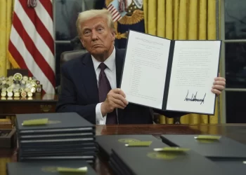 Ảnh minh họa: Ông Trump ký sắc lệnh kiểm soát người nhập cư tại các "thành phố trú ẩn"