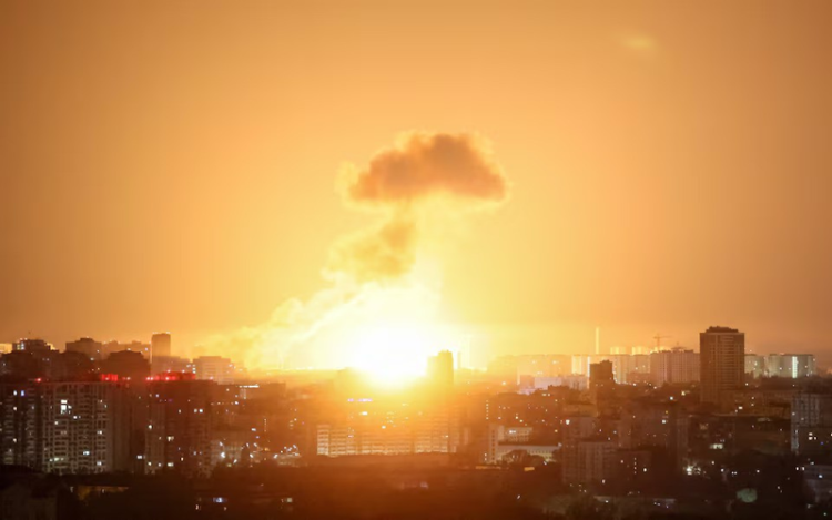 Vụ nổ lớn ở Kiev khi tên lửa, UAV Nga tập kích (ảnh: Reuters). Nga tập kích tên lửa dữ dội Kiev, ông Zelensky lập tức về nước