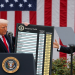 Tổng thống Donald Trump giơ bảng cho thấy mức thuế đối ứng mà Mỹ đánh lên hàng loạt quốc gia hôm 2-4, cạnh ông là Bộ trưởng Thương mại Howard Lutnick - Ảnh: REUTERS