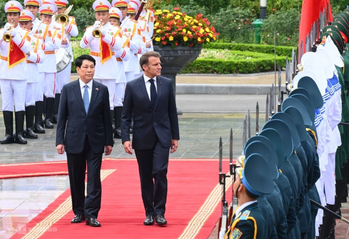 Chủ tịch nước Lương Cường chủ trì lễ đón Tổng thống Pháp Emmanuel Macron thăm cấp Nhà nước Việt Nam. Chủ tịch nước Lương Cường và Tổng thống Emmanuel Macron duyệt đội danh dự tại Phủ Chủ tịch ngày 26/5. Ảnh: Giang Huy