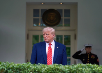 Nỗi thất vọng của ông Trump với nỗ lực chấm dứt xung đột Ukraine. Tổng thống Mỹ Donald Trump bên ngoài Cánh Tây Nhà Trắng ngày 8/5. Ảnh: AP
