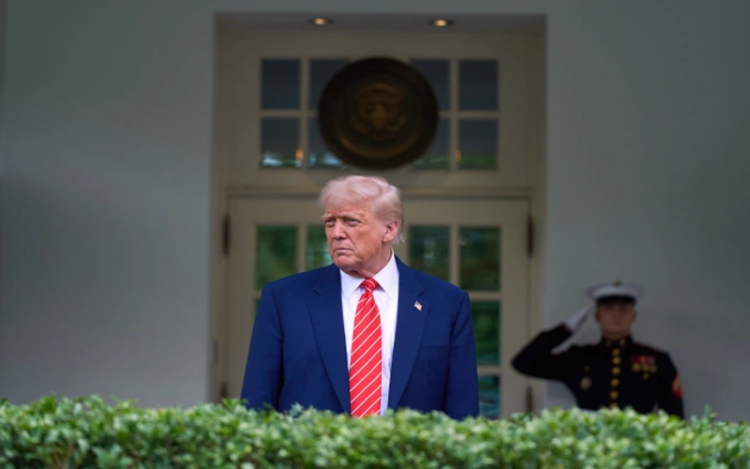 Nỗi thất vọng của ông Trump với nỗ lực chấm dứt xung đột Ukraine. Tổng thống Mỹ Donald Trump bên ngoài Cánh Tây Nhà Trắng ngày 8/5. Ảnh: AP