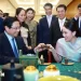 Thủ tướng Thái Lan cùng Thủ tướng Việt Nam thưởng trà, thúc đẩy quan hệ song phương. Trong khuôn khổ chuyến thăm chính thức Việt Nam, Thủ tướng Thái Lan Paetongtarn Shinawatra và Thủ tướng Phạm Minh Chính đã cùng tham gia nhiều hoạt động giao lưu văn hóa đặc sắc. Nổi bật trong số đó là hoạt động thưởng trà truyền thống và trải nghiệm nghề thủ công mỹ nghệ Việt Nam – biểu tượng cho sự gắn kết hữu nghị và tương đồng văn hóa giữa hai quốc gia Đông Nam Á. Thủ tướng Thái Lan thưởng thức trà Việt và trải nghiệm văn hóa dân gian Ngày 15/5, Thủ tướng Phạm Minh Chính cùng Thủ tướng Thái Lan Paetongtarn Shinawatra đã tham quan không gian văn hóa truyền thống Việt Nam, nơi trưng bày các sản phẩm thủ công mỹ nghệ đặc sắc và ảnh triển lãm về quan hệ Việt Nam – Thái Lan. Hai nhà lãnh đạo cùng thưởng lãm và nghe giới thiệu về các nghề truyền thống như nặn tò he, làm nón lá, mây tre đan, tranh dân gian Đông Hồ và gốm sứ. Đặc biệt, Thủ tướng Paetongtarn đã trực tiếp trải nghiệm vẽ tranh Đông Hồ – một loại hình nghệ thuật truyền thống mang đậm dấu ấn văn hóa Việt. Sau buổi trải nghiệm, hai Thủ tướng đã cùng thưởng thức trà truyền thống Việt Nam, trong không gian đậm chất Á Đông, tạo nên không khí giao lưu gần gũi và gắn bó. Trưng bày ảnh quan hệ Việt Nam – Thái Lan Trong cùng khuôn khổ, trưng bày ảnh về đất nước, con người và mối quan hệ song phương được tổ chức, với gần 20 bức ảnh ghi lại hành trình phát triển quan hệ Việt Nam – Thái Lan từ khi thiết lập ngoại giao năm 1976 đến nay. Các bức ảnh phản ánh những dấu mốc lịch sử quan trọng, từ giai đoạn thiết lập quan hệ Đối tác Chiến lược năm 2013, đến việc triển khai các hợp tác trên các lĩnh vực chính trị, kinh tế, thương mại, giáo dục và văn hóa. Chủ tịch Quốc hội Việt Nam tiếp Thủ tướng Thái Lan Chiều cùng ngày, Chủ tịch Quốc hội Trần Thanh Mẫn đã có buổi tiếp Thủ tướng Thái Lan Paetongtarn Shinawatra. Tại đây, hai bên đánh giá cao tiềm năng hợp tác giữa hai quốc gia và nhấn mạnh cần tận dụng lợi thế bổ sung trong các lĩnh vực như kinh tế số, năng lượng xanh, chuỗi cung ứng, và nông nghiệp thông minh. Chủ tịch Quốc hội đề xuất hai bên đẩy mạnh phối hợp khai thác hiệu quả các hiệp định thương mại tự do như Hiệp định RCEP để đạt mục tiêu kim ngạch thương mại hai chiều 25 tỷ USD vào năm 2030. Nội các chung lần thứ 4 và các định hướng hợp tác tương lai Thủ tướng Thái Lan đến Việt Nam lần này nhằm đồng chủ trì Kỳ họp Nội các chung lần thứ 4 Việt Nam – Thái Lan. Đây là kỳ họp quan trọng, đánh dấu 20 năm thành lập cơ chế JCR (Joint Cabinet Retreat) – một cơ chế duy nhất Thái Lan duy trì với Việt Nam. Kỳ họp là dịp để hai nước đưa ra các định hướng chiến lược, đặc biệt là Chiến lược “Ba Kết nối” bao gồm kết nối chuỗi cung ứng, doanh nghiệp và hợp tác địa phương. Lãnh đạo hai nước cũng nhất trí đẩy mạnh kết nối giao thông, hợp tác trong lĩnh vực lập pháp, mở rộng giao lưu nhân dân và phát triển du lịch song phương. Quan hệ Việt Nam – Thái Lan ngày càng khăng khít Tính đến năm 2024, Thái Lan là đối tác thương mại lớn nhất của Việt Nam trong ASEAN, với kim ngạch hai chiều đạt 20,2 tỷ USD. Về đầu tư, Thái Lan đứng thứ 9 trong số 149 quốc gia và vùng lãnh thổ có dự án tại Việt Nam, với hơn 14,8 tỷ USD vốn đăng ký. Thủ tướng Thái Lan khẳng định sẽ thúc đẩy các sáng kiến kinh tế xanh, chuyển đổi số và bền vững, đồng thời khuyến khích tăng cường hợp tác cấp địa phương – vốn đang được củng cố bởi 19 cặp tỉnh, thành phố đã ký kết nghĩa và hợp tác. Kết luận: Chuyến thăm mang tính chiến lược và gắn kết văn hóa Chuyến thăm của Thủ tướng Thái Lan Paetongtarn Shinawatra tới Việt Nam không chỉ là sự kiện ngoại giao quan trọng, mà còn góp phần làm sâu sắc thêm mối quan hệ láng giềng gần gũi, hữu nghị và hợp tác toàn diện giữa hai quốc gia. Thông qua các hoạt động văn hóa như thưởng trà và tham quan nghề truyền thống, hai nhà lãnh đạo đã truyền đi thông điệp về sự tôn trọng và chia sẻ giá trị bản sắc dân tộc – yếu tố then chốt làm nền tảng cho sự phát triển bền vững trong quan hệ Việt Nam – Thái Lan.