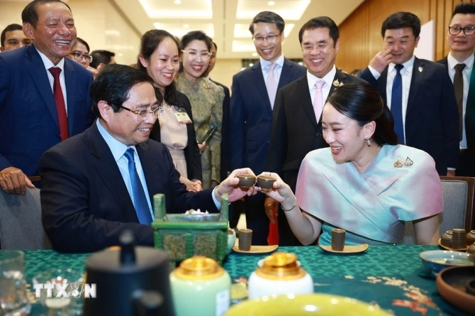 Thủ tướng Thái Lan cùng Thủ tướng Việt Nam thưởng trà, thúc đẩy quan hệ song phương. Trong khuôn khổ chuyến thăm chính thức Việt Nam, Thủ tướng Thái Lan Paetongtarn Shinawatra và Thủ tướng Phạm Minh Chính đã cùng tham gia nhiều hoạt động giao lưu văn hóa đặc sắc. Nổi bật trong số đó là hoạt động thưởng trà truyền thống và trải nghiệm nghề thủ công mỹ nghệ Việt Nam – biểu tượng cho sự gắn kết hữu nghị và tương đồng văn hóa giữa hai quốc gia Đông Nam Á. Thủ tướng Thái Lan thưởng thức trà Việt và trải nghiệm văn hóa dân gian Ngày 15/5, Thủ tướng Phạm Minh Chính cùng Thủ tướng Thái Lan Paetongtarn Shinawatra đã tham quan không gian văn hóa truyền thống Việt Nam, nơi trưng bày các sản phẩm thủ công mỹ nghệ đặc sắc và ảnh triển lãm về quan hệ Việt Nam – Thái Lan. Hai nhà lãnh đạo cùng thưởng lãm và nghe giới thiệu về các nghề truyền thống như nặn tò he, làm nón lá, mây tre đan, tranh dân gian Đông Hồ và gốm sứ. Đặc biệt, Thủ tướng Paetongtarn đã trực tiếp trải nghiệm vẽ tranh Đông Hồ – một loại hình nghệ thuật truyền thống mang đậm dấu ấn văn hóa Việt. Sau buổi trải nghiệm, hai Thủ tướng đã cùng thưởng thức trà truyền thống Việt Nam, trong không gian đậm chất Á Đông, tạo nên không khí giao lưu gần gũi và gắn bó. Trưng bày ảnh quan hệ Việt Nam – Thái Lan Trong cùng khuôn khổ, trưng bày ảnh về đất nước, con người và mối quan hệ song phương được tổ chức, với gần 20 bức ảnh ghi lại hành trình phát triển quan hệ Việt Nam – Thái Lan từ khi thiết lập ngoại giao năm 1976 đến nay. Các bức ảnh phản ánh những dấu mốc lịch sử quan trọng, từ giai đoạn thiết lập quan hệ Đối tác Chiến lược năm 2013, đến việc triển khai các hợp tác trên các lĩnh vực chính trị, kinh tế, thương mại, giáo dục và văn hóa. Chủ tịch Quốc hội Việt Nam tiếp Thủ tướng Thái Lan Chiều cùng ngày, Chủ tịch Quốc hội Trần Thanh Mẫn đã có buổi tiếp Thủ tướng Thái Lan Paetongtarn Shinawatra. Tại đây, hai bên đánh giá cao tiềm năng hợp tác giữa hai quốc gia và nhấn mạnh cần tận dụng lợi thế bổ sung trong các lĩnh vực như kinh tế số, năng lượng xanh, chuỗi cung ứng, và nông nghiệp thông minh. Chủ tịch Quốc hội đề xuất hai bên đẩy mạnh phối hợp khai thác hiệu quả các hiệp định thương mại tự do như Hiệp định RCEP để đạt mục tiêu kim ngạch thương mại hai chiều 25 tỷ USD vào năm 2030. Nội các chung lần thứ 4 và các định hướng hợp tác tương lai Thủ tướng Thái Lan đến Việt Nam lần này nhằm đồng chủ trì Kỳ họp Nội các chung lần thứ 4 Việt Nam – Thái Lan. Đây là kỳ họp quan trọng, đánh dấu 20 năm thành lập cơ chế JCR (Joint Cabinet Retreat) – một cơ chế duy nhất Thái Lan duy trì với Việt Nam. Kỳ họp là dịp để hai nước đưa ra các định hướng chiến lược, đặc biệt là Chiến lược “Ba Kết nối” bao gồm kết nối chuỗi cung ứng, doanh nghiệp và hợp tác địa phương. Lãnh đạo hai nước cũng nhất trí đẩy mạnh kết nối giao thông, hợp tác trong lĩnh vực lập pháp, mở rộng giao lưu nhân dân và phát triển du lịch song phương. Quan hệ Việt Nam – Thái Lan ngày càng khăng khít Tính đến năm 2024, Thái Lan là đối tác thương mại lớn nhất của Việt Nam trong ASEAN, với kim ngạch hai chiều đạt 20,2 tỷ USD. Về đầu tư, Thái Lan đứng thứ 9 trong số 149 quốc gia và vùng lãnh thổ có dự án tại Việt Nam, với hơn 14,8 tỷ USD vốn đăng ký. Thủ tướng Thái Lan khẳng định sẽ thúc đẩy các sáng kiến kinh tế xanh, chuyển đổi số và bền vững, đồng thời khuyến khích tăng cường hợp tác cấp địa phương – vốn đang được củng cố bởi 19 cặp tỉnh, thành phố đã ký kết nghĩa và hợp tác. Kết luận: Chuyến thăm mang tính chiến lược và gắn kết văn hóa Chuyến thăm của Thủ tướng Thái Lan Paetongtarn Shinawatra tới Việt Nam không chỉ là sự kiện ngoại giao quan trọng, mà còn góp phần làm sâu sắc thêm mối quan hệ láng giềng gần gũi, hữu nghị và hợp tác toàn diện giữa hai quốc gia. Thông qua các hoạt động văn hóa như thưởng trà và tham quan nghề truyền thống, hai nhà lãnh đạo đã truyền đi thông điệp về sự tôn trọng và chia sẻ giá trị bản sắc dân tộc – yếu tố then chốt làm nền tảng cho sự phát triển bền vững trong quan hệ Việt Nam – Thái Lan.