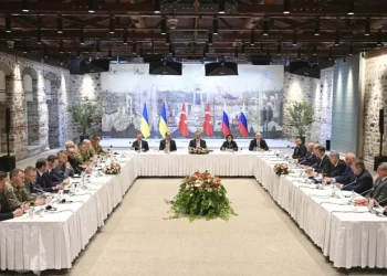 Người Ukraine lo ngại triển vọng ngừng bắn vẫn còn xa vời. Phái đoàn Nga, Ukraine gặp trực tiếp tại cung điện Dolmabache, thành phố Istanbul, với các đại diện từ Thổ Nhĩ Kỳ tham gia, ngày 16/5. Ảnh: AP