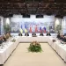 Người Ukraine lo ngại triển vọng ngừng bắn vẫn còn xa vời. Phái đoàn Nga, Ukraine gặp trực tiếp tại cung điện Dolmabache, thành phố Istanbul, với các đại diện từ Thổ Nhĩ Kỳ tham gia, ngày 16/5. Ảnh: AP
