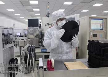 Ngành chip Trung Quốc vượt khó: Nỗ lực tự chủ trong bói cảnh bị cấm vận. Công nhân trong một dây chuyền sản xuất bán dẫn tại Tân Châu, Sơn Đông ngày 15/1. Ảnh: Reuters