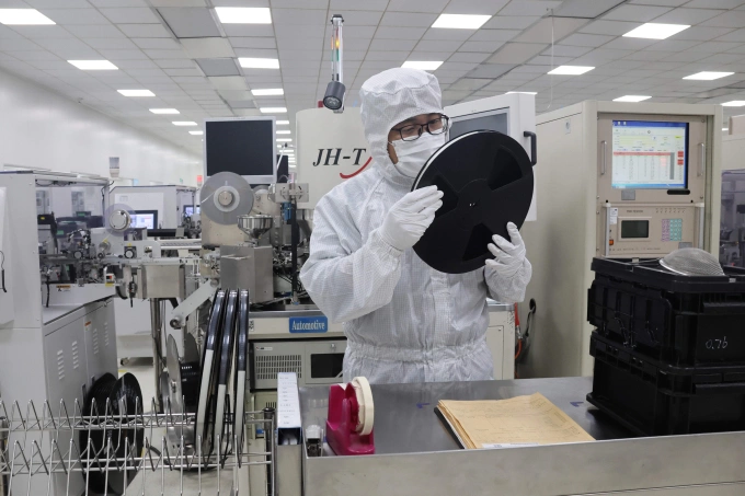 Ngành chip Trung Quốc vượt khó: Nỗ lực tự chủ trong bói cảnh bị cấm vận. Công nhân trong một dây chuyền sản xuất bán dẫn tại Tân Châu, Sơn Đông ngày 15/1. Ảnh: Reuters