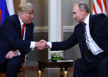 Cách Đàm Phán Ukraine: Mỹ – Nga Mỗi Bên Một Chiến Lược. Ông Trump bắt tay ông Putin tại cuộc gặp ở Phần Lan năm 2018. Ảnh: AFP