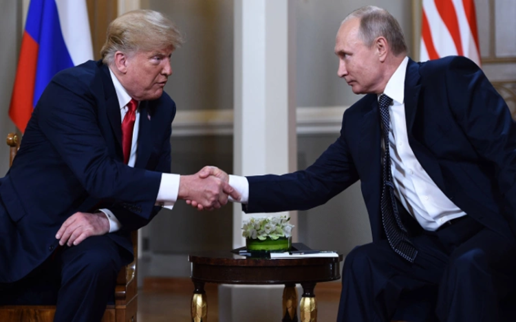 Cách Đàm Phán Ukraine: Mỹ – Nga Mỗi Bên Một Chiến Lược. Ông Trump bắt tay ông Putin tại cuộc gặp ở Phần Lan năm 2018. Ảnh: AFP