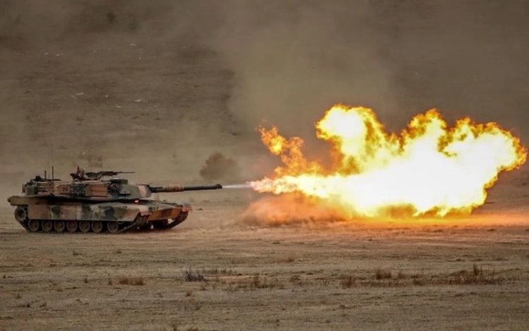 Quốc gia bắt đầu gửi xe tăng Abrams cho Ukraine bất chấp Mỹ phản đối. Xe tăng M1A1 Abrams khai hỏa trong một cuộc tập trận ở Úc vào năm 2019. Ảnh: Scott Barbour/Getty Images.