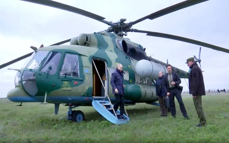 Ukraine phủ nhận tấn công trực thăng của Tổng thống Putin bằng UAV. Tổng thống Putin thăm khu vực Nga kiểm soát ở tỉnh Kherson vào tháng 4/2023 bằng trực thăng. Ảnh: Kremlin