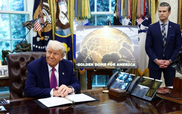 Ông Trump công bố dự án lá chắn tên lửa Vòm Vàng trị giá 175 tỷ USD. Tổng thống Mỹ Donald Trump và Bộ trưởng Quốc phòng Pete Hegseth tại Phòng Bầu dục, Nhà Trắng ngày 20/5. Ảnh: Reuters