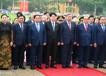 Lãnh đạo Đảng, Nhà nước vào Lăng viếng Chủ tịch Hồ Chí Minh, sáng 19/5. Ảnh: Giang Huy