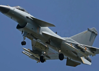 Mẫu tiêm kích giúp không quân Pakistan phô diễn uy lực trên bầu trời Nam Á. Tiêm kích J-10C Trung Quốc mang tên lửa PL-10 và PL-15 trong bức ảnh đăng năm 2023. Ảnh: War Zone