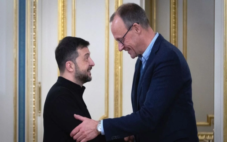 Phương Tây dỡ bỏ hết hạn chế về vũ khí tầm xa cho Ukraine, tạo thế trận mới trên chiến trường. Thủ tướng Đức Friedrich Merz (phải) và Tổng thống Ukraine Volodymyr Zelensky tại Kiev. Ảnh: AP