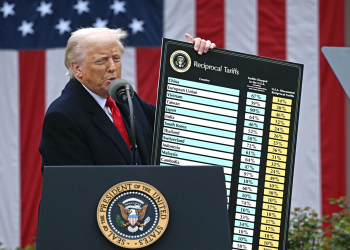 Nhà Trắng phản đối gay gắt phán quyết tòa Mỹ chặn đòn thuế của ông Trump. Tổng thống Mỹ Donald Trump công bố bảng thuế đối ứng tại Nhà Trắng ngày 2/4. Ảnh: AFP