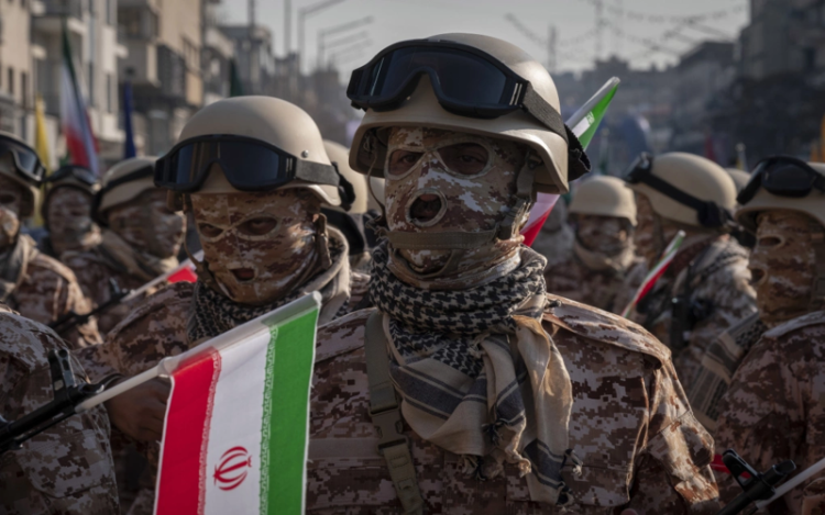 Iran cảnh báo sẽ đáp trả thảm khốc nếu bị Israel tấn công. Binh sĩ IRGC duyệt binh ở Tehran ngày 10/1. Ảnh: Reuters
