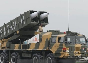 Pakistan liên tục thử tên lửa giữa căng thẳng leo thang với Ấn Độ. Tên lửa Fatah trong một cuộc duyệt binh của Pakistan - Ảnh: Defense Security Asia