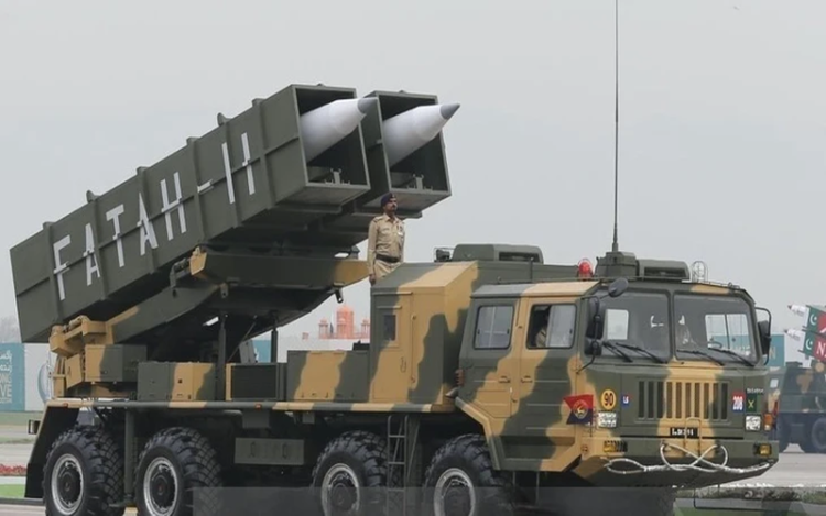 Pakistan liên tục thử tên lửa giữa căng thẳng leo thang với Ấn Độ. Tên lửa Fatah trong một cuộc duyệt binh của Pakistan - Ảnh: Defense Security Asia