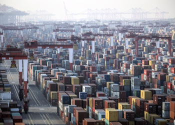 Hoạt động kinh tế của Trung Quốc chậm lại trong tháng 4/2025. Những container hàng hoá ở một cảng biển của Trung Quốc - Ảnh: Bloomberg.
