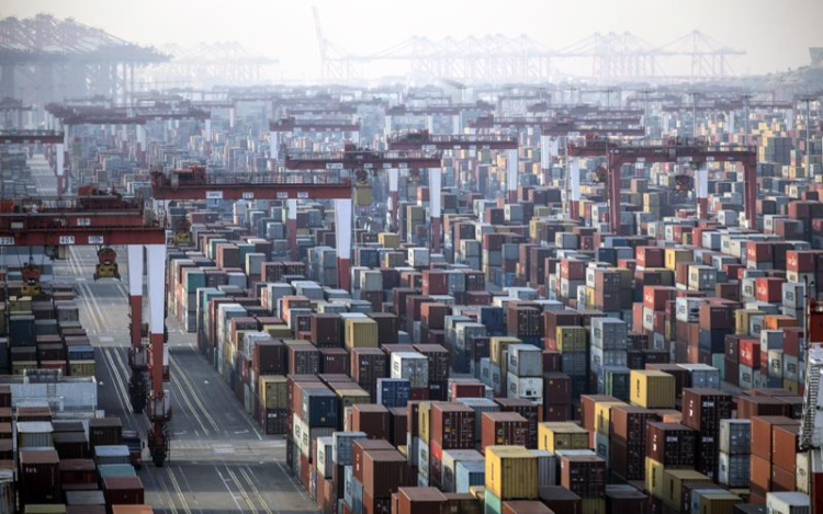 Hoạt động kinh tế của Trung Quốc chậm lại trong tháng 4/2025. Những container hàng hoá ở một cảng biển của Trung Quốc - Ảnh: Bloomberg.