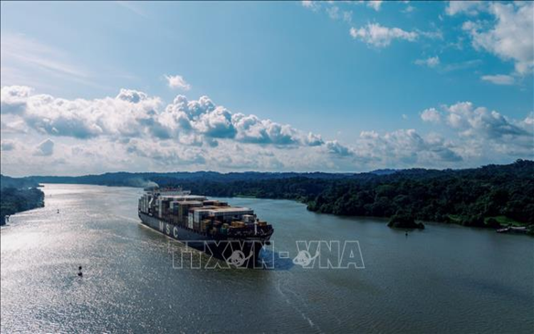 Người dân Panama phản đối kế hoạch Mỹ tăng hiện diện an ninh gần kênh đào. Con tàu di chuyển qua kênh đào Panama ở Panama City, Panama. Ảnh tư liệu: THX/TTXVN