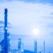 Giá dầu Brent và WTI đều giảm xuống dưới 100 đô la một thùng sau khi Tổng thống Trump tuyên bố lệnh ngừng bắn hai tuần, trong đó Iran cho biết sẽ đảm bảo an toàn cho các tàu chở dầu đi qua eo biển Hormuz. Trong bối cảnh này, các nhà máy lọc dầu nhỏ lẻ đang rất muốn tích trữ dầu thô của Iran, các thương nhân giấu tên nói với Reuters. Hoa Kỳ đã dỡ bỏ lệnh trừng phạt đối với dầu mỏ của Iran và Nga sau khi giá dầu tăng vọt do các cuộc tấn công của Mỹ và Israel vào Iran khiến nước này đóng cửa eo biển Hormuz. Các nhà giao dịch lưu ý rằng giá dầu vẫn cao hơn nhiều, bất chấp sự giảm mạnh ngày hôm nay, với dầu Iran Light được chào bán ở mức giá tương đương hoặc cao hơn một chút so với dầu Brent.
