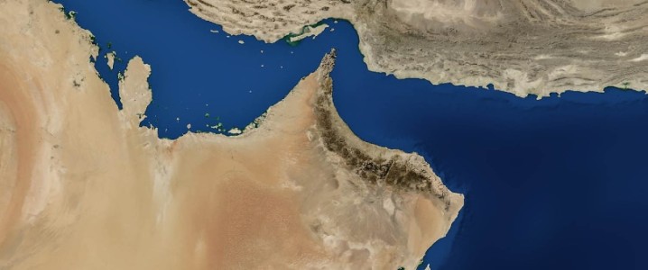 Do eo biển vẫn nằm dưới sự kiểm soát của Iran và việc tiếp cận bị hạn chế đối với các tàu được chính quyền nước này cho phép, nguy cơ gián đoạn kéo dài đối với dòng chảy dầu toàn cầu đang gia tăng—khiến thị trường chuẩn bị cho những biến động hơn nữa và những cú sốc nguồn cung tiềm tàng, đặc biệt là sau đợt bán tháo mạnh hôm thứ Sáu, điều này có thể chỉ diễn ra trong thời gian ngắn nếu các hạn chế về mặt vật lý vẫn tiếp diễn và các nhà giao dịch buộc phải định giá lại mức độ nghiêm trọng của sự gián đoạn.