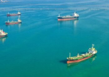 Giao thông qua eo biển Hormuz lại bị tê liệt khi Iran nổ súng vào các tàu thuyền đi qua.