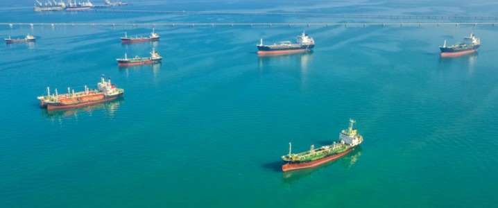 Giao thông qua eo biển Hormuz lại bị tê liệt khi Iran nổ súng vào các tàu thuyền đi qua.