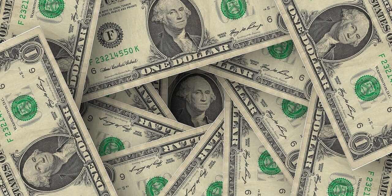 Chỉ số đô la ( DXY00 ) hôm thứ Tư đã giảm -0,71% và chạm mức thấp nhất trong 4 tuần. Đồng đô la lao dốc vào thứ Tư sau khi Mỹ và Iran đạt được thỏa thuận ngừng bắn, làm giảm nhu cầu trú ẩn an toàn đối với đồng đô la. Ngoài ra, sự tăng mạnh của thị trường chứng khoán hôm thứ Tư đã làm giảm nhu cầu thanh khoản đối với đồng đô la. Thêm vào đó, lợi suất trái phiếu kho bạc giảm mạnh hôm thứ Tư đã làm suy yếu chênh lệch lãi suất của đồng đô la. Biên bản cuộc họp FOMC ngày 17-18 tháng 3 cho thấy tín hiệu trung lập đối với đồng đô la. Biên bản nêu rõ: “Đại đa số các thành viên tham gia đánh giá rằng rủi ro gia tăng đối với lạm phát và rủi ro giảm sút đối với việc làm đang ở mức cao, và đa số các thành viên lưu ý rằng những rủi ro này đã tăng lên do những diễn biến ở Trung Đông.”