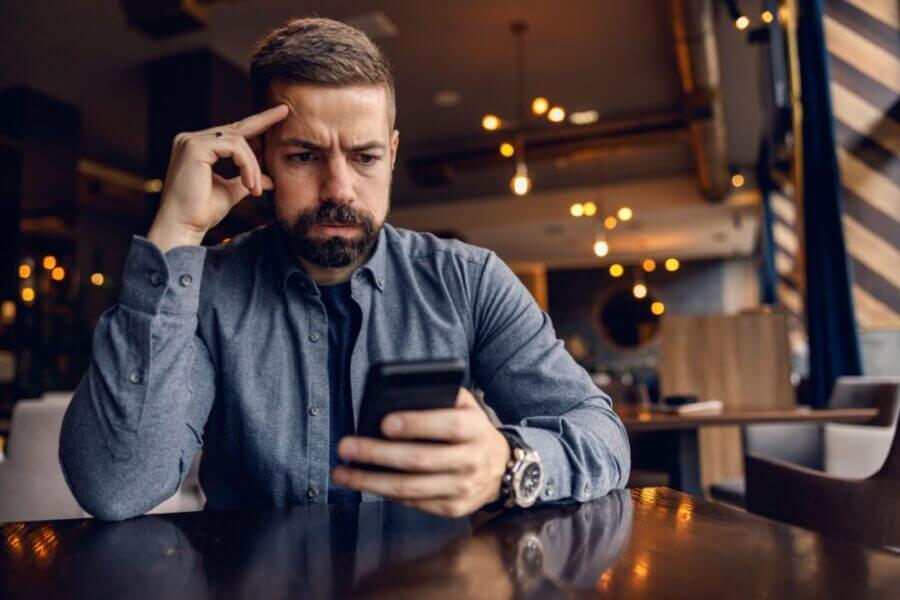 Tâm lý sợ thua lỗ không chỉ là một thiên kiến lý thuyết; nó thể hiện rõ trong các hành vi giao dịch thông thường và thường dẫn đến những hậu quả tai hại. Các nhà giao dịch có thể thấy mình đang nắm giữ các khoản đầu tư thua lỗ, tránh xa các tài sản rủi ro có tiềm năng sinh lời cao và phản ứng thái quá trước những đợt giảm giá của thị trường—tất cả là do nỗi sợ thua lỗ và tâm lý sợ thua lỗ được đặt lên vai họ một cách không cân xứng, đây là biểu hiện của thiên kiến sợ thua lỗ.