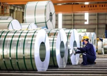 Giá quặng sắt giảm sâu trong phiên giao dịch ngày thứ Năm, xuống mức thấp nhất trong hơn một tháng, khi thị trường chịu áp lực từ nguồn cung gia tăng cùng với triển vọng nhu cầu kém tích cực tại Trung Quốc, theo Reuters. Trên Sàn Giao dịch Hàng hóa Đại Liên (DCE), hợp đồng quặng sắt giao tháng 9 – hiện là hợp đồng được giao dịch nhiều nhất thay cho tháng 5 – giảm 2,53% xuống còn 750 nhân dân tệ/tấn (tương đương 109,78 USD/tấn), mức thấp nhất kể từ ngày 4/3. Trong khi đó, giá quặng sắt chuẩn giao tháng 5 trên Sàn Singapore giảm 2,86% xuống còn 102,75 USD/tấn vào lúc 07:00 GMT, sau khi có thời điểm chạm mức thấp nhất kể từ ngày 10/3 là 102,1 USD/tấn. Theo các nhà phân tích của Jinyuan Futures, lượng hàng xuất khẩu gia tăng đã tạo áp lực giảm giá lên thị trường quặng sắt. Đồng thời, biên lợi nhuận thấp của các nhà sản xuất thép khiến họ không có động lực tăng, qua đó hạn chế triển vọng phục hồi nhu cầu nguyên liệu. Bên cạnh đó, thông tin về khả năng đạt được thỏa thuận hợp đồng dài hạn năm 2026 giữa bên mua quặng sắt quốc doanh của Trung Quốc và tập đoàn khai khoáng toàn cầu BHP cũng góp phần gây áp lực lên giá. Nguyên nhân là việc giải quyết tranh chấp kéo dài nhiều tháng có thể làm gia tăng lượng hàng giao ngay tại các cảng. China Mineral Resources Group – được thành lập năm 2022 nhằm tập trung hóa hoạt động nhập khẩu quặng sắt và cải thiện điều kiện đàm phán với các nhà khai thác – hiện đang trong quá trình thương thảo hợp đồng cung ứng với BHP. Trong thời gian này, đơn vị này đã hạn chế các nhà máy thép và thương nhân trong nước mua một số thương hiệu quặng sắt của BHP. Ở diễn biến liên quan, Giám đốc điều hành sắp nhậm chức của BHP, Brandon Craig, đã có cuộc gặp với Chủ tịch tập đoàn nhôm Trung Quốc Chinalco vào ngày 8/4, sau khi ông cho biết sẽ ưu tiên củng cố quan hệ với thị trường Trung Quốc. Các nguyên liệu sản xuất thép khác cũng ghi nhận xu hướng giảm, khi giá than cốc giảm 3,19% và giá than luyện cốc giảm 0,66%. Trên Sàn Giao dịch Kỳ hạn Thượng Hải (SHFE), các sản phẩm thép biến động trái chiều với biên độ hẹp, giá thép thanh giảm 0,42%, thép cuộn cán nóng giảm 0,15%, trong khi thép dây tăng nhẹ 0,04% và thép không gỉ tăng 0,39%. Cập nhật giá thép trong nước Giá thép xây dựng tại các công ty bình ổn. Cụ thể, tại Hòa Phát, thép CB240 và D10 CB300 đều ở mức 15.430 đồng/kg. Tương tự, Thép Việt Ý miền Bắc ghi nhận giá thép CB240 và D10 CB300 lần lượt 15.150 và 14.700 đồng/kg. Thép Việt Đức miền Bắc ghi nhận giá CB240 và CB300 đều ở mức 15.250 đồng/kg và 15.050 đồng/kg. Một số doanh nghiệp khác như thép VJS miền Bắc, Pomina và Thép Miền Nam vẫn bình ổn giá.