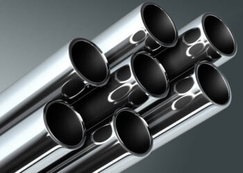 Giá trung bình quặng sắt hàm lượng Fe 62% (Qingdao, CFR) trong tháng 4 (từ ngày 1–17/4/2026) đã tăng 2,3% so với tháng 3, đạt 108,78 USD/tấn. Tính đến ngày 17/4, giá ở mức 108,04 USD/tấn, tăng 1,3% so với ngày 13/3, theo GMK Center. Vào đầu tháng, thị trường có động lực tăng. Giá được hỗ trợ bởi việc nối lại sản xuất thép tại Trung Quốc sau giai đoạn chững theo mùa và kỳ vọng gia tăng sản lượng gang. Một yếu tố bổ sung là giá năng lượng cao trong bối cảnh xung đột giữa Mỹ và Iran, làm tăng chi phí sản xuất thép và hỗ trợ thị trường hàng hóa. Việc nối lại giao dịch sau kỳ nghỉ tại Trung Quốc cũng góp phần khiến giá tăng ngắn hạn. Tuy nhiên, đến giữa 10 ngày đầu tháng, đà tăng bắt đầu suy yếu. Mặc dù tỷ lệ sử dụng lò cao tăng, nhu cầu thép yếu tại thị trường nội địa Trung Quốc đã hạn chế khả năng tăng thêm của giá. Điều này buộc các nhà sản xuất thép phải tối ưu hóa nguyên liệu, tăng quan tâm đến quặng cấp thấp giá rẻ hơn và làm giãn độ chênh lệch giá giữa các loại nguyên liệu. Áp lực bổ sung đến từ phía nguồn cung. Việc nối lại xuất khẩu từ Australia sau gián đoạn do thời tiết, cùng với tồn kho cao tại các cảng Trung Quốc, đã kìm hãm đà tăng. Kỳ vọng cải thiện quan hệ giữa người tiêu dùng Trung Quốc và các nhà cung cấp lớn, đặc biệt là BHP, cũng đóng vai trò quan trọng. Triển vọng khơi thông một số lô hàng và gia tăng nguồn cung nguyên liệu đã tạo tâm lý tiêu cực cho thị trường. Yếu tố địa chính trị – vốn hỗ trợ giá đầu tháng do giá dầu tăng – dần mất tác động. Sau thông tin về thỏa thuận đình chiến giữa Mỹ và Iran, giá dầu điều chỉnh giảm, kéo theo tâm lý thị trường hàng hóa hạ nhiệt. Đồng thời, các bên tham gia thị trường ngày càng ít phản ứng với những sự kiện này, thay vào đó tập trung vào các yếu tố cung – cầu cơ bản. Trong nửa cuối tháng 4, thị trường bước vào giai đoạn biến động mạnh. Một mặt, sự gia tăng sản xuất thép theo mùa tại Trung Quốc hỗ trợ nhu cầu quặng. Mặt khác, nhập khẩu tăng (tăng 7,6% so với tháng trước trong tháng 3) và việc nối lại vận chuyển đường biển đang gây áp lực lên giá. Trong ngắn hạn, xu hướng biến động với xu hướng tăng nhẹ dự kiến sẽ tiếp diễn. Thị trường sẽ được hỗ trợ bởi nhu cầu tăng theo mùa và chi phí sản xuất cao; tuy nhiên, dư địa tăng sẽ bị hạn chế bởi nguồn cung dư thừa và nhu cầu tiêu thụ thép yếu. Cập nhật giá thép trong nước Giá thép xây dựng tại các công ty bình ổn. Cụ thể, tại Hòa Phát, thép CB240 và D10 CB300 đều ở mức 15.430 đồng/kg. Tương tự, Thép Việt Ý miền Bắc ghi nhận giá thép CB240 và D10 CB300 lần lượt 15.150 và 14.700 đồng/kg. Thép Việt Đức miền Bắc ghi nhận giá CB240 và CB300 đều ở mức 15.250 đồng/kg và 15.050 đồng/kg. Một số doanh nghiệp khác như thép VJS miền Bắc, Pomina và Thép Miền Nam vẫn bình ổn giá.