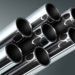 Giá trung bình quặng sắt hàm lượng Fe 62% (Qingdao, CFR) trong tháng 4 (từ ngày 1–17/4/2026) đã tăng 2,3% so với tháng 3, đạt 108,78 USD/tấn. Tính đến ngày 17/4, giá ở mức 108,04 USD/tấn, tăng 1,3% so với ngày 13/3, theo GMK Center. Vào đầu tháng, thị trường có động lực tăng. Giá được hỗ trợ bởi việc nối lại sản xuất thép tại Trung Quốc sau giai đoạn chững theo mùa và kỳ vọng gia tăng sản lượng gang. Một yếu tố bổ sung là giá năng lượng cao trong bối cảnh xung đột giữa Mỹ và Iran, làm tăng chi phí sản xuất thép và hỗ trợ thị trường hàng hóa. Việc nối lại giao dịch sau kỳ nghỉ tại Trung Quốc cũng góp phần khiến giá tăng ngắn hạn. Tuy nhiên, đến giữa 10 ngày đầu tháng, đà tăng bắt đầu suy yếu. Mặc dù tỷ lệ sử dụng lò cao tăng, nhu cầu thép yếu tại thị trường nội địa Trung Quốc đã hạn chế khả năng tăng thêm của giá. Điều này buộc các nhà sản xuất thép phải tối ưu hóa nguyên liệu, tăng quan tâm đến quặng cấp thấp giá rẻ hơn và làm giãn độ chênh lệch giá giữa các loại nguyên liệu. Áp lực bổ sung đến từ phía nguồn cung. Việc nối lại xuất khẩu từ Australia sau gián đoạn do thời tiết, cùng với tồn kho cao tại các cảng Trung Quốc, đã kìm hãm đà tăng. Kỳ vọng cải thiện quan hệ giữa người tiêu dùng Trung Quốc và các nhà cung cấp lớn, đặc biệt là BHP, cũng đóng vai trò quan trọng. Triển vọng khơi thông một số lô hàng và gia tăng nguồn cung nguyên liệu đã tạo tâm lý tiêu cực cho thị trường. Yếu tố địa chính trị – vốn hỗ trợ giá đầu tháng do giá dầu tăng – dần mất tác động. Sau thông tin về thỏa thuận đình chiến giữa Mỹ và Iran, giá dầu điều chỉnh giảm, kéo theo tâm lý thị trường hàng hóa hạ nhiệt. Đồng thời, các bên tham gia thị trường ngày càng ít phản ứng với những sự kiện này, thay vào đó tập trung vào các yếu tố cung – cầu cơ bản. Trong nửa cuối tháng 4, thị trường bước vào giai đoạn biến động mạnh. Một mặt, sự gia tăng sản xuất thép theo mùa tại Trung Quốc hỗ trợ nhu cầu quặng. Mặt khác, nhập khẩu tăng (tăng 7,6% so với tháng trước trong tháng 3) và việc nối lại vận chuyển đường biển đang gây áp lực lên giá. Trong ngắn hạn, xu hướng biến động với xu hướng tăng nhẹ dự kiến sẽ tiếp diễn. Thị trường sẽ được hỗ trợ bởi nhu cầu tăng theo mùa và chi phí sản xuất cao; tuy nhiên, dư địa tăng sẽ bị hạn chế bởi nguồn cung dư thừa và nhu cầu tiêu thụ thép yếu. Cập nhật giá thép trong nước Giá thép xây dựng tại các công ty bình ổn. Cụ thể, tại Hòa Phát, thép CB240 và D10 CB300 đều ở mức 15.430 đồng/kg. Tương tự, Thép Việt Ý miền Bắc ghi nhận giá thép CB240 và D10 CB300 lần lượt 15.150 và 14.700 đồng/kg. Thép Việt Đức miền Bắc ghi nhận giá CB240 và CB300 đều ở mức 15.250 đồng/kg và 15.050 đồng/kg. Một số doanh nghiệp khác như thép VJS miền Bắc, Pomina và Thép Miền Nam vẫn bình ổn giá.