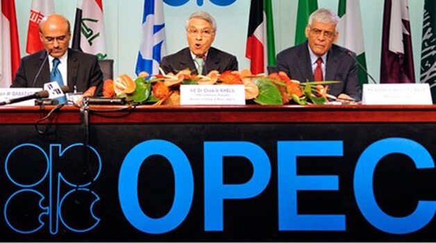 Bloomberg dẫn số liệu của Tổ chức Các nước Xuất khẩu Dầu mỏ (OPEC) cho biết sản lượng dầu thô của tổ chức này sụt giảm kỷ lục trong tháng 3 do xung đột ở Trung Đông làm gián đoạn hoạt động xuất khẩu của các thành viên chủ chốt.Theo một báo cáo hàng tháng từ ban thư ký mà Bloomberg News có được, sản lượng của OPEC đã giảm mạnh 7,88 triệu thùng/ngày, xuống còn 20,79 triệu thùng/ngày trong tháng 3, chủ yếu do sự sụt giảm ở Iraq, Arab Saudi, Các Tiểu vương quốc Arab Thống nhất và Kuwait. Đây là mức giảm mạnh nhất trong dữ liệu kể từ những năm 1980.Cuộc xung đột giữa liên minh Mỹ-Israel và Iran đã khiến tuyến đường thủy quan trọng qua Eo biển Hormuz ở Vịnh Ba Tư bị đóng cửa trong sáu tuần, buộc các nhà sản xuất trong khu vực phải ngừng sản xuất. Điều này đã đẩy giá các sản phẩm như nhiên liệu máy bay, dầu diesel và xăng tăng vọt, đe dọa nền kinh tế toàn cầu với một làn sóng lạm phát .