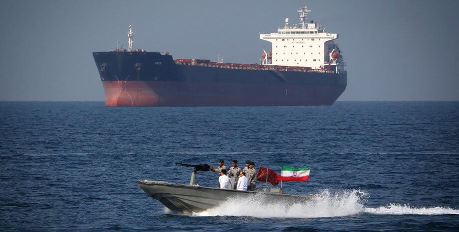 Theo nguồn tin chính thức, Iran dự định sử dụng số tiền quyên góp được cho công cuộc tái thiết, trong khi mục đích sử dụng số tiền của Oman hiện vẫn chưa được biết.Eo biển này nằm trong vùng lãnh hải của cả Oman và Iran. Trước đây, thế giới coi tuyến đường này là đường thủy quốc tế và không phải trả bất kỳ khoản phí quá cảnh nào.Đồng thời, phía Mỹ tin rằng Hoa Kỳ đã giành được một “chiến thắng hoàn toàn và không thể phủ nhận” sau khi đạt được thỏa thuận ngừng bắn hai tuần với Iran. Tổng thống Donald Trump nói với các phóng viên trong một cuộc điện đàm. Nhà lãnh đạo Mỹ bày tỏ sự lạc quan về thỏa thuận ngừng bắn với Iran, bất chấp việc Tehran cũng mô tả đó là chiến thắng của riêng họ.