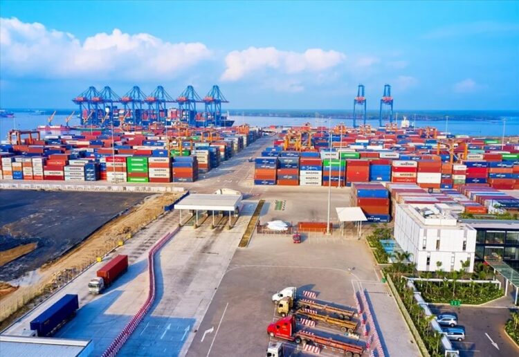 Trước những biến động không đồng đều này – cùng với mức độ bất định địa chính trị lớn – đâu là những điểm then chốt mà nhà đầu tư cần lưu ý khi cân nhắc tham gia làn sóng hàng hóa mới? Thị trường nhỏ, biến động lớn Những thay đổi nhỏ trong phân bổ vào hàng hóa có thể tạo ra tác động rất lớn đến giá. Hàng hóa có vai trò cực kỳ quan trọng đối với nền kinh tế thực, nhưng xét về quy mô thị trường đầu tư, chúng nhỏ hơn nhiều so với cổ phiếu và trái phiếu. Trong chỉ số S&P 500, nhóm năng lượng và vật liệu chỉ chiếm khoảng 6%, so với hơn 30% của nhóm bảy công ty công nghệ lớn. Quy mô là yếu tố quan trọng vì giá được xác định ở biên. Nếu chỉ một lượng vốn tương đối nhỏ dịch chuyển từ cổ phiếu hoặc trái phiếu sang hàng hóa – dù là thông qua nắm giữ vật chất hay công cụ phái sinh – tác động lên giá có thể rất lớn. Một thị trường tương đối nhỏ chỉ có thể hấp thụ lượng vốn mới hạn chế trước khi giá điều chỉnh. Tính liên kết cũng là một yếu tố then chốt: biến động của một loại hàng hóa có thể định hình triển vọng của các loại khác. Nhiều loại hàng hóa có mối liên hệ với nhau thông qua khả năng thay thế trong nhu cầu hoặc vai trò là nguyên liệu đầu vào của nhau. Ví dụ, giá khí tự nhiên cao có thể dẫn đến tiêu thụ dầu nhiều hơn. Giá năng lượng tăng sẽ kéo theo giá phân bón, vận tải và thực phẩm. Đồng và nhôm có thể thay thế cho nhau trong một số ứng dụng công nghiệp. Một điểm khác cần lưu ý là tồn kho. Khi nguồn cung không bị hạn chế, doanh nghiệp thường ưu tiên tối ưu chi phí, nhưng các cú sốc địa chính trị có thể thúc đẩy xu hướng tăng dự trữ. Xung đột Iran là một ví dụ điển hình. Khả năng của Tehran trong việc làm gián đoạn khoảng 1/5 nguồn cung năng lượng toàn cầu bằng cách phong tỏa tuyến vận tải hẹp là eo biển Hormuz đã cho thấy mức độ dễ tổn thương của năng lượng và nhiều loại hàng hóa khác trước các điểm nghẽn. Trong thời gian tới, các chính phủ và doanh nghiệp nhiều khả năng sẽ ưu tiên đảm bảo an ninh nguồn cung đối với nhiều loại hàng hóa, qua đó làm gia tăng mức tồn kho đối với nhiều loại nguyên liệu chiến lược. Điều này có thể tạo ra một mức “phụ phí cấu trúc” rộng hơn trên toàn thị trường hàng hóa. Trong ngành năng lượng, khi giá dầu thô tăng mạnh, các doanh nghiệp thượng nguồn – hoạt động trong lĩnh vực thăm dò và khai thác – thường được hưởng lợi, trong khi các nhà máy lọc dầu và doanh nghiệp hóa dầu có thể chịu áp lực do chi phí đầu vào tăng. Tuy nhiên, không phải tất cả nhà sản xuất thượng nguồn đều hưởng lợi như nhau. Trong cuộc xung đột hiện nay, sản lượng dầu đá phiến của Mỹ không chịu tác động trực tiếp. Các nhà sản xuất này cũng có khả năng linh hoạt hơn trong việc tăng hoặc giảm sản lượng so với nhiều đối thủ tại Trung Đông, do khác biệt về đặc điểm địa chất và phương thức khai thác. Ngoài ra, nhiều công ty dầu khí của Mỹ đã thích nghi tốt với mức giá khoảng 70 USD/thùng trước chiến sự Iran, tạo ra dòng tiền tự do vững chắc ở mức này. Với mức giá hiện tại khoảng 100 USD/thùng, khoản lợi nhuận tăng thêm có thể rất đáng kể. Tất nhiên, các công ty năng lượng dù bất kể đặt tại đâu cũng đi kèm với những rủi ro riêng như vấn đề quản trị, nợ, chiến lược dài hạn và các yếu tố khác, điều mà nhà đầu tư không phải cân nhắc khi đầu tư trực tiếp vào hàng hóa.